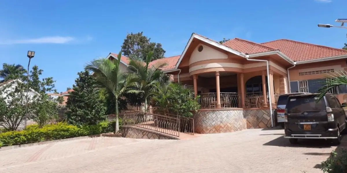 8-day-classic-uganda-primate-safari8 8-day-classic-uganda-primate-safari8